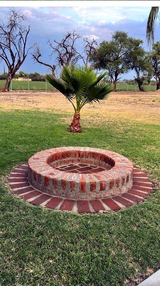 Area de fogata de ladrillo en el jardin
